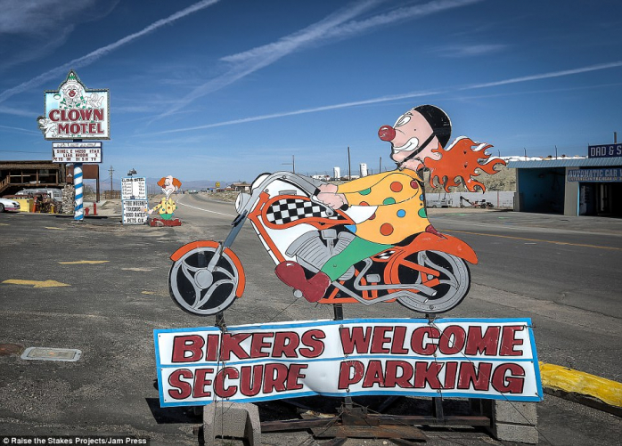 Мотель с клоунами