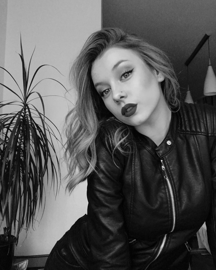 Эстер Экспозито