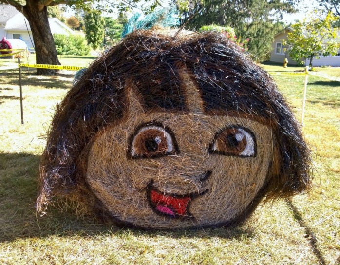 Забавные скульптуры персонажей поп-культуры из сена