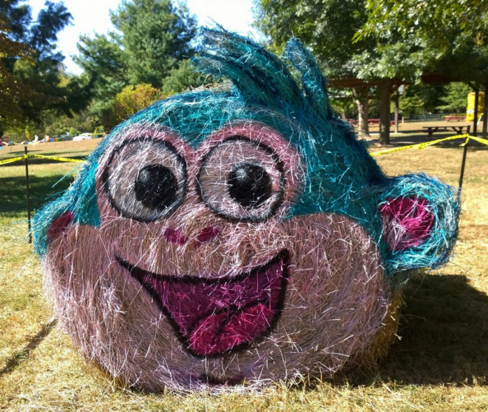 Забавные скульптуры персонажей поп-культуры из сена