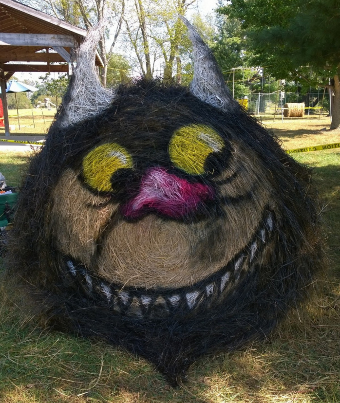 Забавные скульптуры персонажей поп-культуры из сена