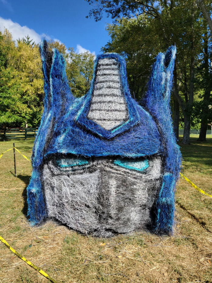 Забавные скульптуры персонажей поп-культуры из сена