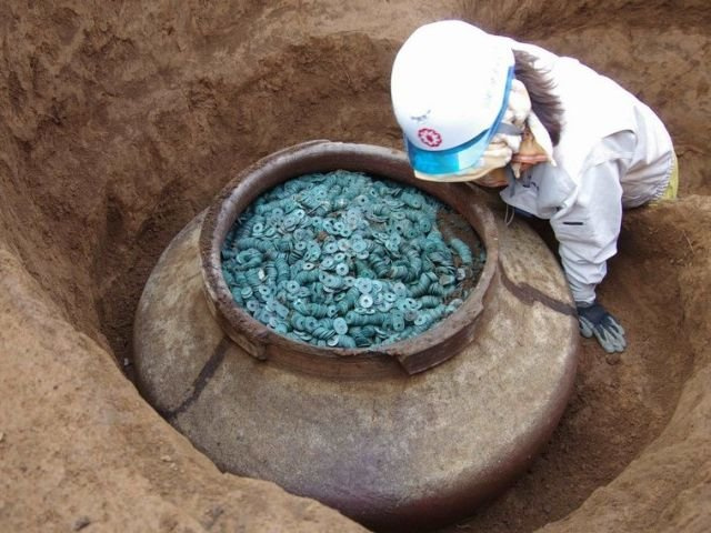 Огромный сосуд, заполненный монетами