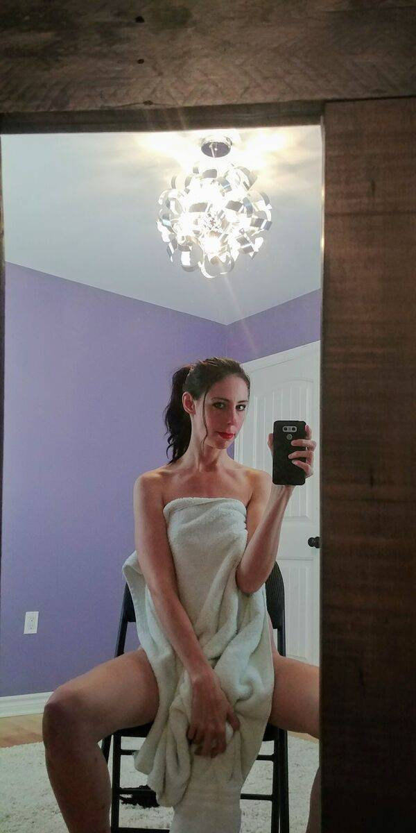 Очень сексуальная и красивая девушка в полотенце из социальных сетей.