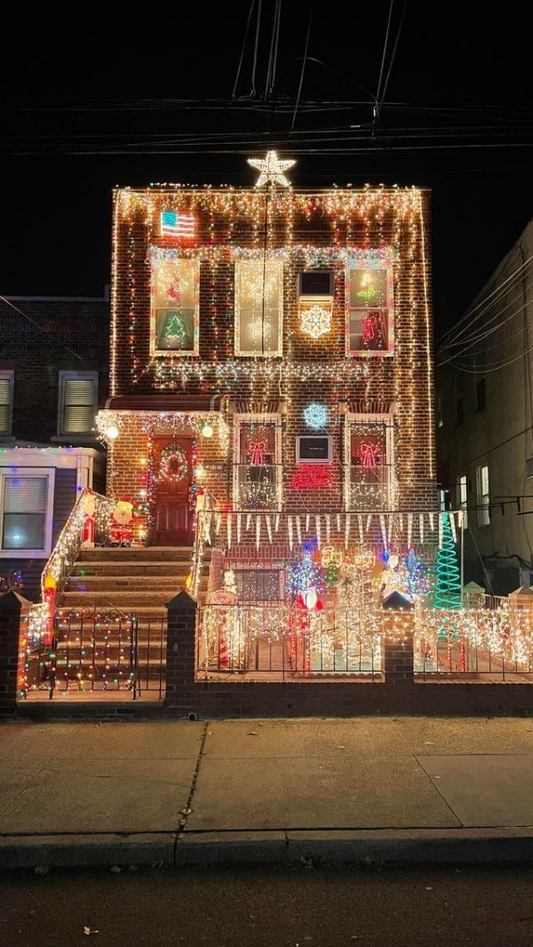 Крутые Украшения домов к Новогодним праздникам