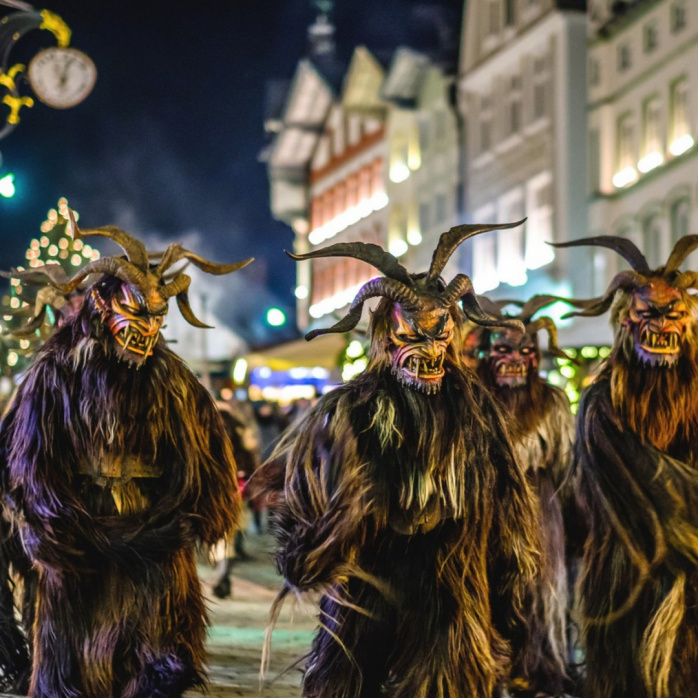 Празднование Крампуса - который наказывает непослушных детей на Рождество