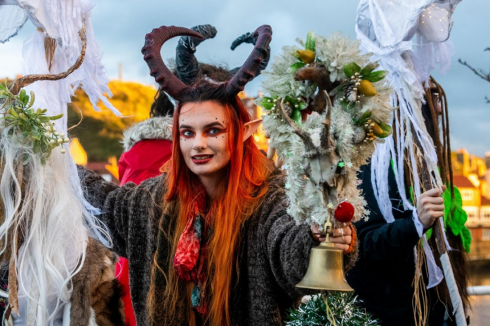 Празднование Крампуса - который наказывает непослушных детей на Рождество