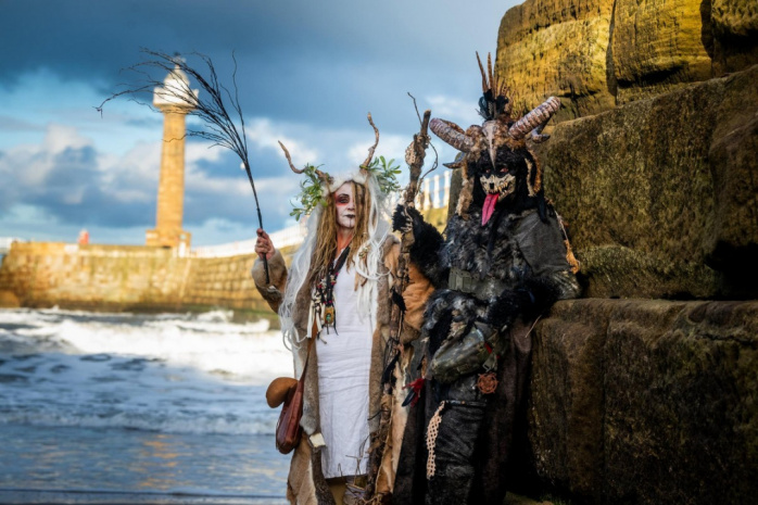 Празднование Крампуса - который наказывает непослушных детей на Рождество