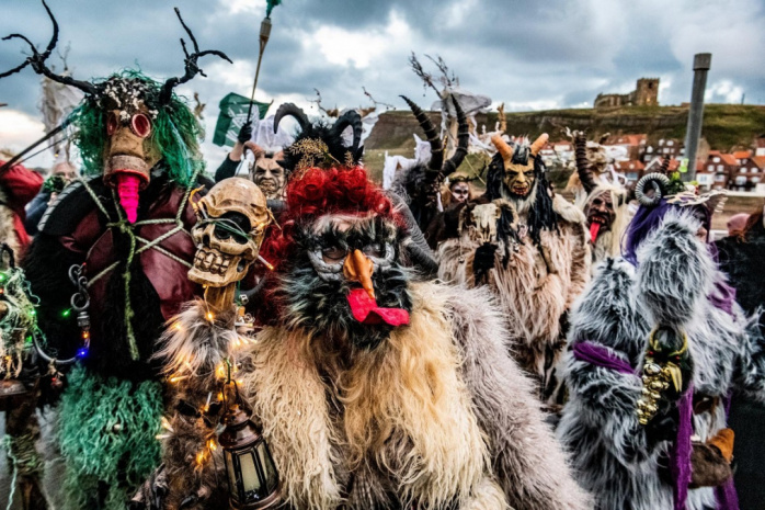 Празднование Крампуса - который наказывает непослушных детей на Рождество