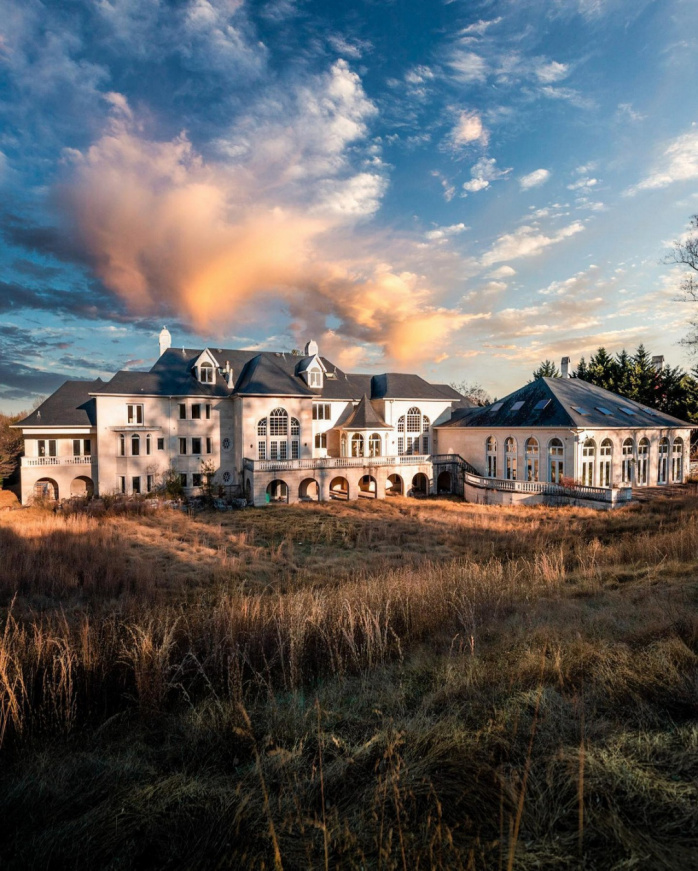 Заброшенный особняк стоимостью $12 млн с автомобилями на $100 тысяч