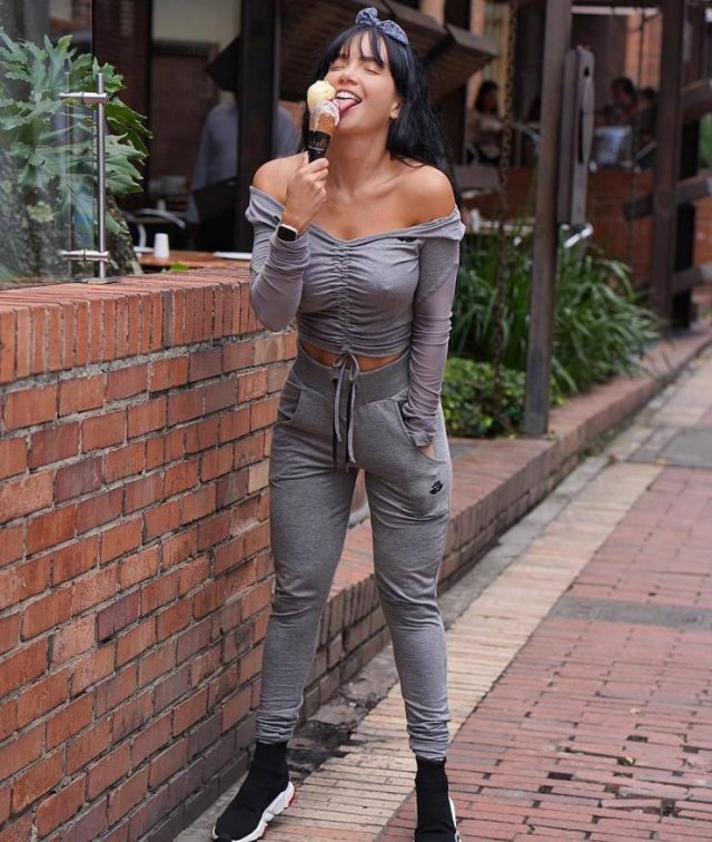 без лифчика