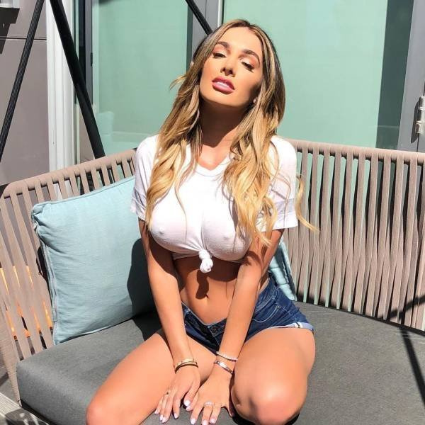 без лифчика