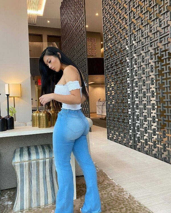 Девушки в джинсах