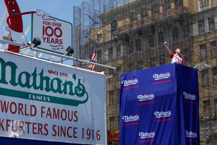 Джоуи Честнат из США заработал $4 млн., на поедании хот-догов