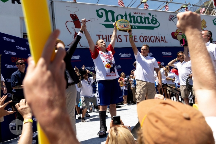 Джоуи Честнат из США заработал $4 млн., на поедании хот-догов