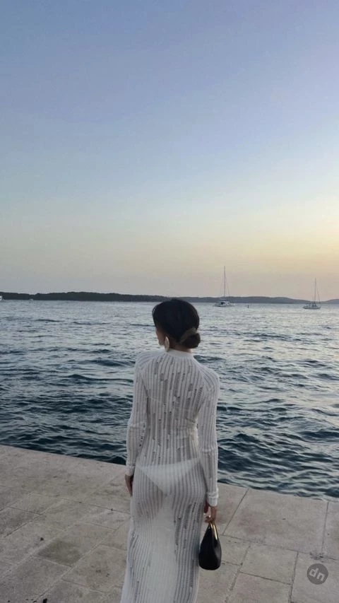 Певица Нюша снялась в прозрачном платье