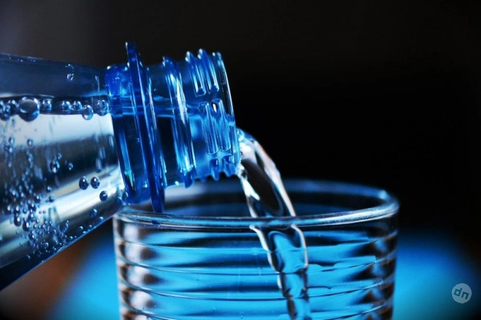 Почему не стоит запивать антибиотики водой из пластика