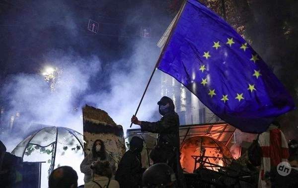 Протестующие в Грузии подожгли здание парламента: свежая информация о протестах на 1 декабря
