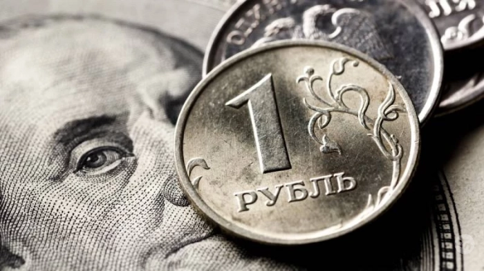 Слабый рубль: кто выигрывает на колебаниях русской валюты?