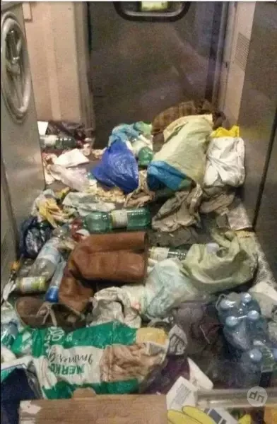 Голубой вагон бежит, качается, скоро, видимо, завалится...