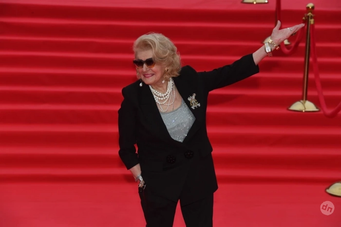 89-летняя Светлана Дружинина ослепила бриллиантами на груди: шею режиссера "Гардемаринов" украсили крупные жемчужины
