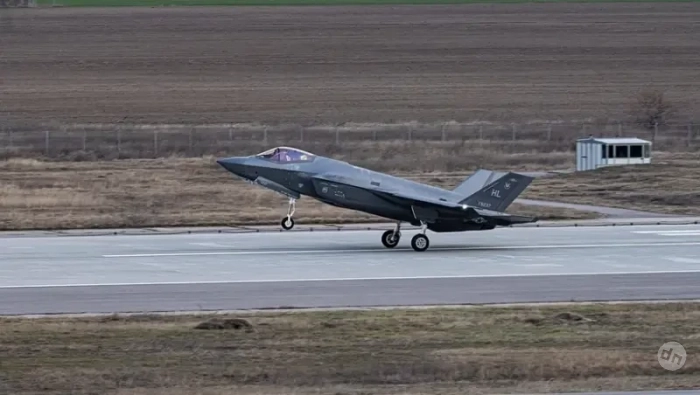 Американские истребители F-35 из-за нехватки топлива совершили экстренную посадку в Японии