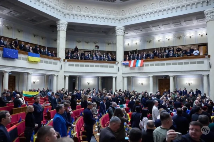 Верховная Рада продлит полномочия Зеленского на посту президента Украины, проголосовав «как надо» за проваленное ранее постановление