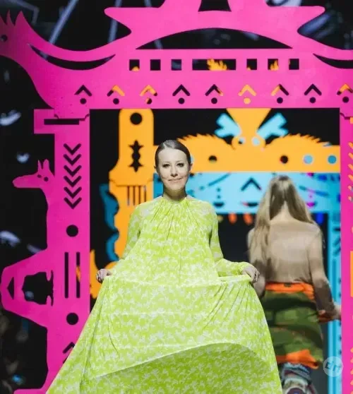 "Чудо-сушилка" и "леди-фуршет". Образ Ксении Собчак на модном показе стал мемом