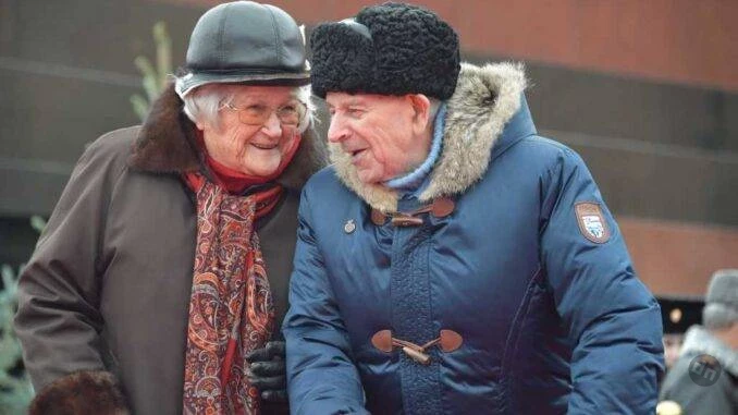 Доплаты для пожилых россиян за возраст: какие суммы выплат в 2025 году