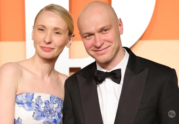 Юра Борисов с женой, Маргарет Куэлли и Селена Гомес на вечеринке Vanity Fair