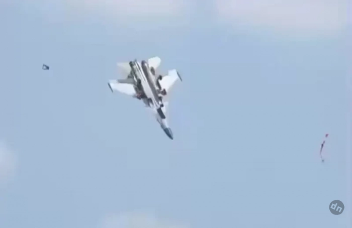 Истребитель J-15 ВМС Китая потерпел крушение во время учений