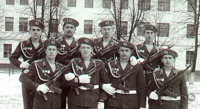 С парада на войну