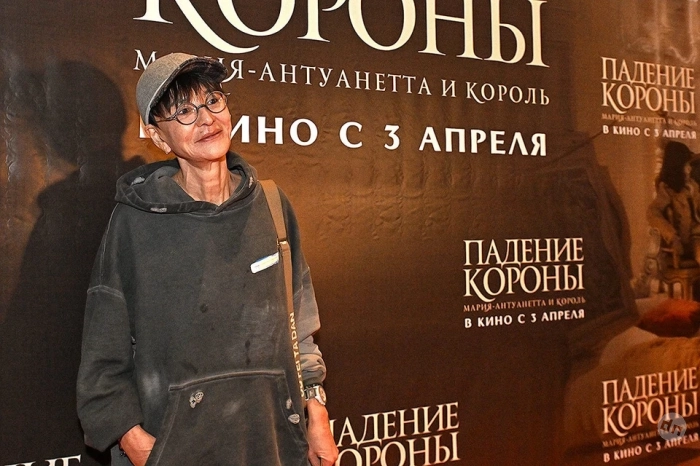 Премьера фильма «Падение короны»: Ирина Хакамада в потертом худи, похудевшая Александра Морозова и нестареющий Александр Анатольевич