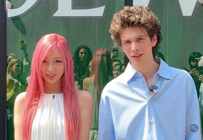 Loewe показал видео с Марком Эйдельштейном и участницей k-pop группы Aespa на выставке в Токио