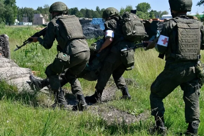 Показаны последствия прилета осколка 120-миллиметровой минометной мины в бронежилет 6Б45 из комплекта «Ратник»