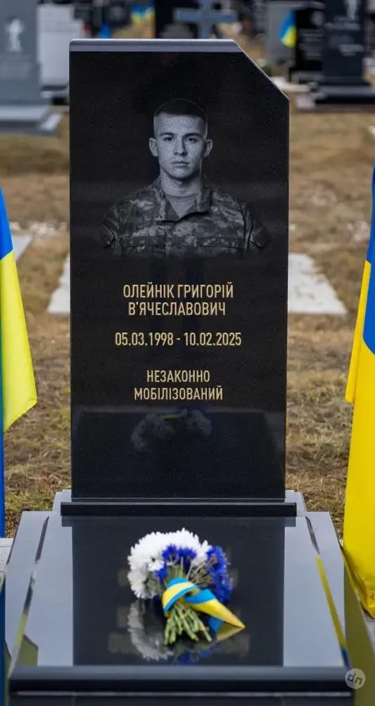 На надгробии погибшего всушника по просьбе его матери написали «Незаконно мобилизованный»
