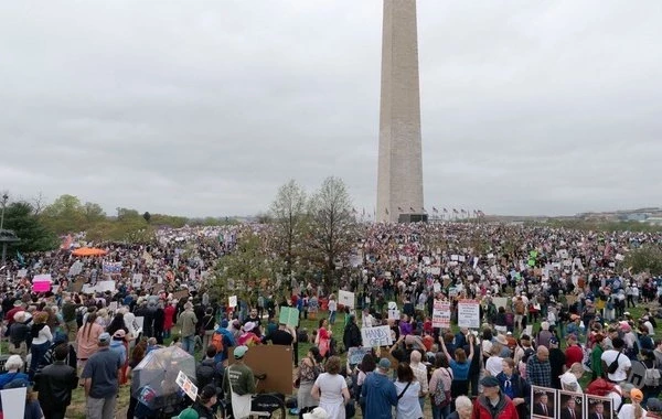 В США начались масштабные акции протеста против политики Трампа