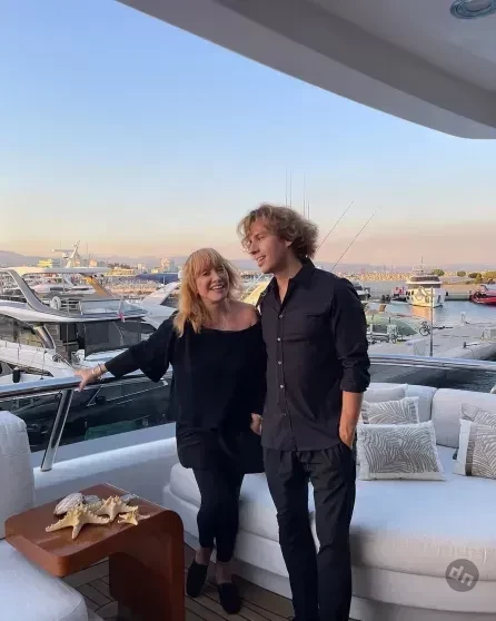 "Будьте всегда такой же крутой девчонкой". Кирилл Серебренников опубликовал фото с Аллой Пугачёвой в честь её 76-летия