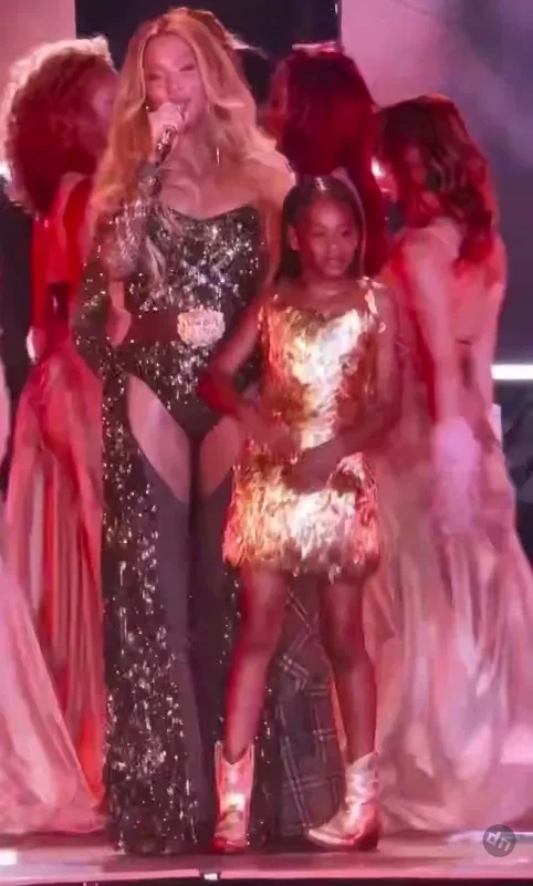 Младшая дочь Бейонсе впервые вышла с ней на сцену, а старшая — стала выше мамы