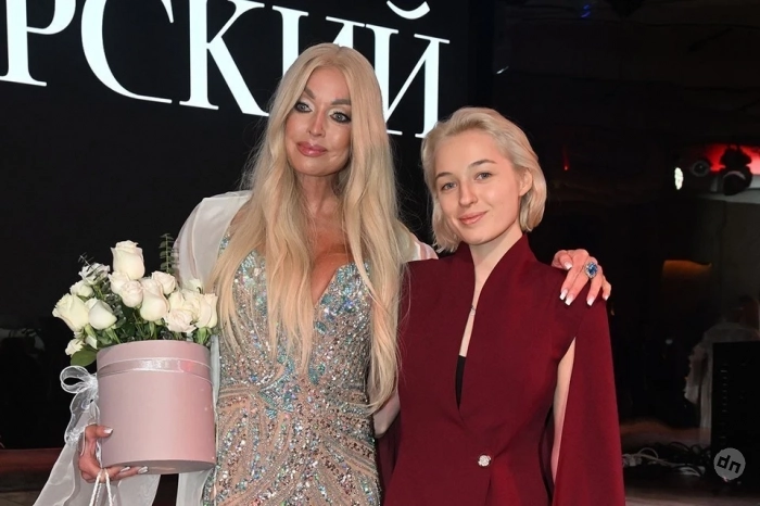 Затмит невесту: Волочкова сшила для свадьбы дочери королевское платье