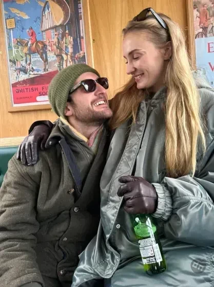 Софи Тёрнер устроила вечеринку с подружками на фоне расставания с бойфрендом-миллиардером