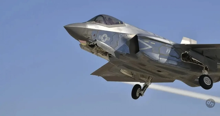 ВМС США показали истребители F-35C с зеркальным покрытием