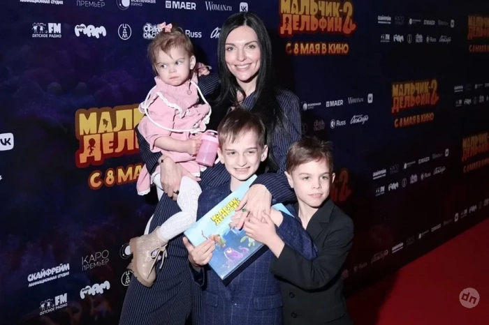 Многодетная мама Валерия Девятова из «Фабрики» и Женя Малахова с тайным сыном: Звезды показали наследников на премьере «Мальчик-дельфин 2»