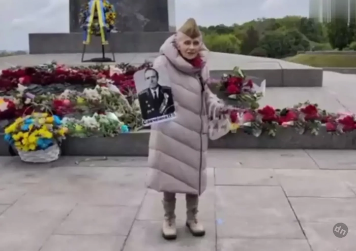 В Киеве полицейские задержали пенсионерку, которая 9 мая пришла возложить цветы в советской пилотке