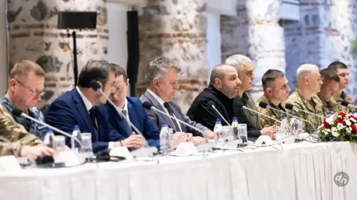 «Украинские политики могут начать ментально дистанцироваться от Зеленского»: западные медиа удивлены спокойным тоном Умерова после переговоров с Россией