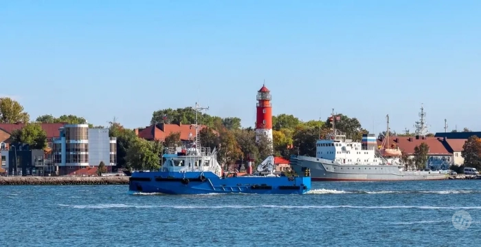 Совесть свою от укора спасал он бутылкой Кагора