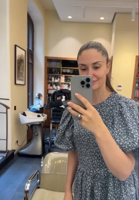 Агата Муцениеце показала фигуру в просторном платье на фоне слухов о беременности