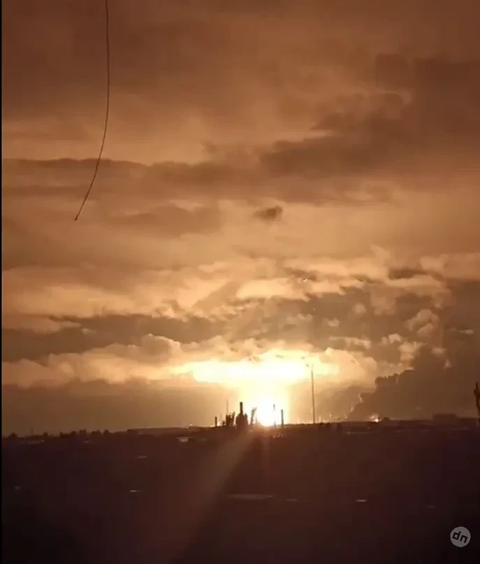 В районе машиностроительного завода в Дрогобыче Львовской области продолжается открытое горение после поражения цели российскими дронами и ракетами