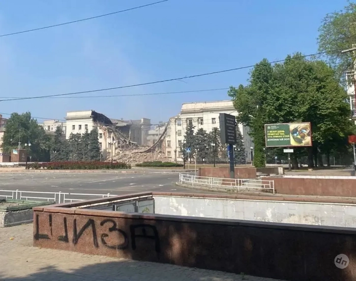 Сначала обрушился тризуб, а за ним и большая часть здания: появились новые кадры с результатом удара по оккупационной Херсонской администрации Украины