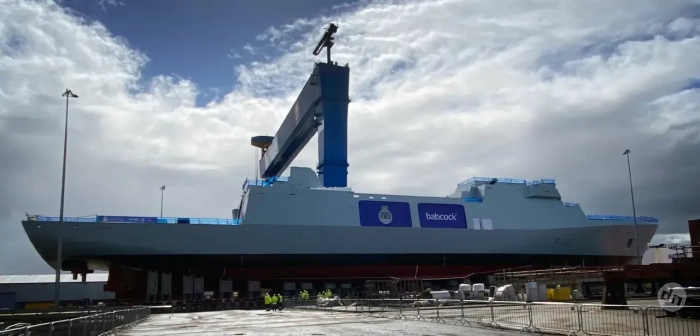 Сквозь смех: правь, Британия, морями!